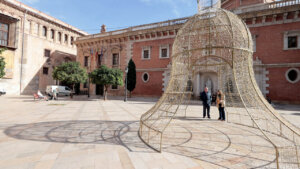 Decoración navideña en València con luces y árboles