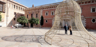 Decoración navideña en València con luces y árboles
