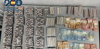 Cápsulas de medicamento anticonvulsivo y billetes de euro en mesa