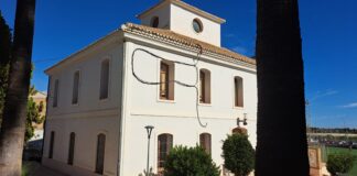 Estado del cablejat visible en la façana de la Casa Llana en Rocafort