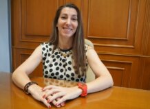 Devolver el juego a la infancia: una urgencia democrática Yolanda Andrés posando en un entorno de oficina con una blusa de lunares