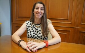 Yolanda Andrés posando en un entorno de oficina con una blusa de lunares