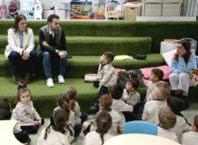 Niños en un aula participando en actividades del Día de la Infancia