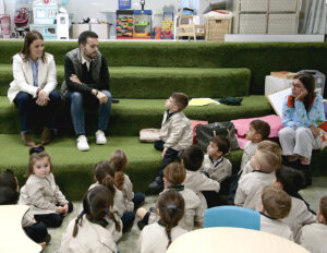 Niños en un aula participando en actividades del Día de la Infancia