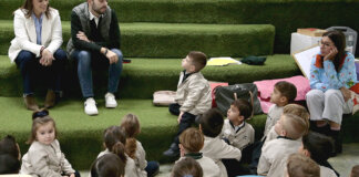 Niños en un aula participando en actividades del Día de la Infancia