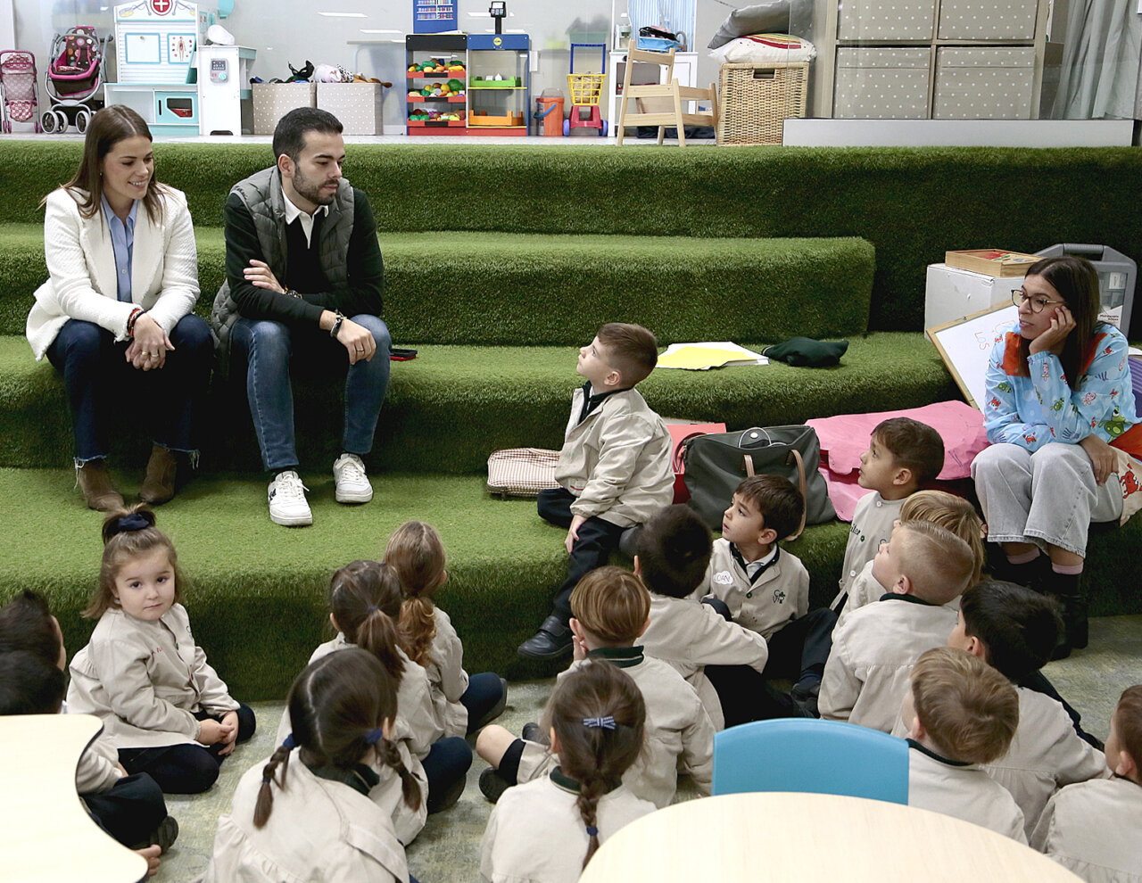 Niños en un aula participando en actividades del Día de la Infancia