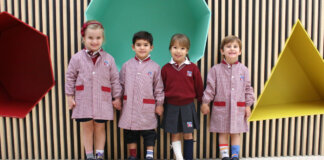 Niños en British School of Valencia con calcetines desparejados