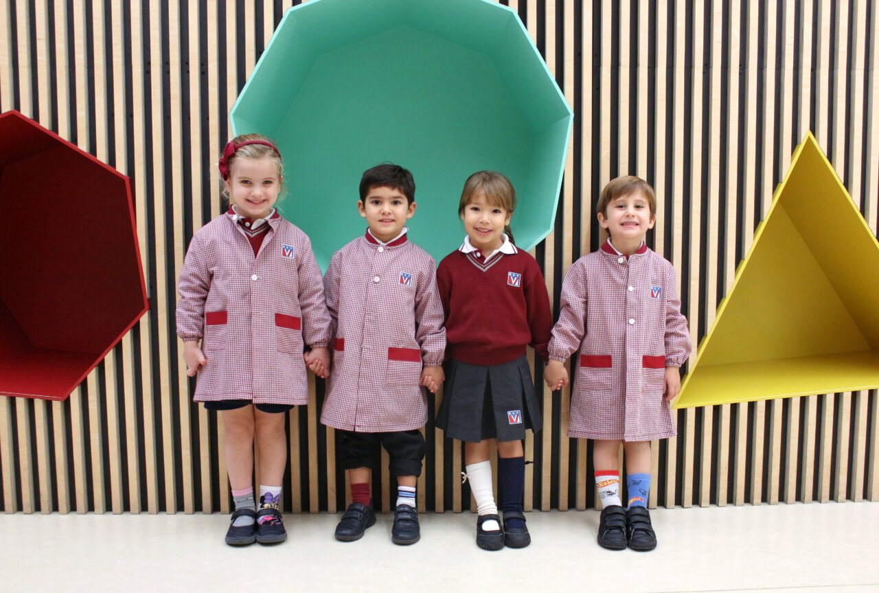 Niños en British School of Valencia con calcetines desparejados