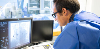 El doctor Lázaro Osco revisa datos sobre insuficiencia cardíaca.