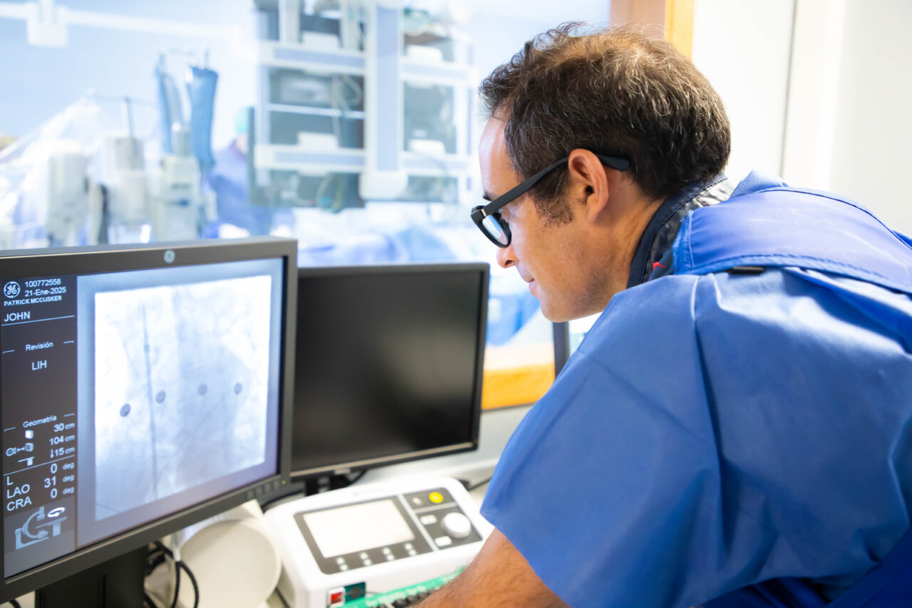 El doctor Lázaro Osco revisa datos sobre insuficiencia cardíaca.