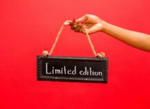 Ediciones limitadas: cómo crear colecciones de merchandising que enganchan Un cartel que indica 'Edición Limitada' destaca la exclusividad de productos.