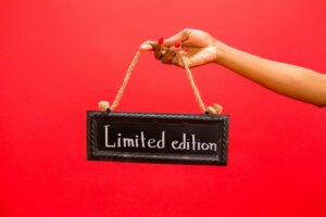 Un cartel que indica 'Edición Limitada' destaca la exclusividad de productos.