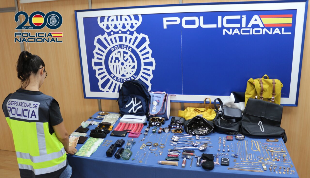 Mesa con objetos recuperados por la policía nacional