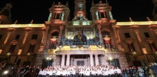 Espectáculo de luces navideñas en el Ayuntamiento de Valencia