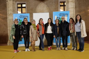 Grupo de personas en la entrega de premios del Día del Comercio Local en Alaquàs.