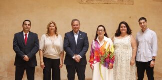 Equipo de gobierno de Albalat dels Sorells posando en un lugar público