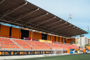 Vista del Estadio San Gregorio del Torrent CF con gradas vacías