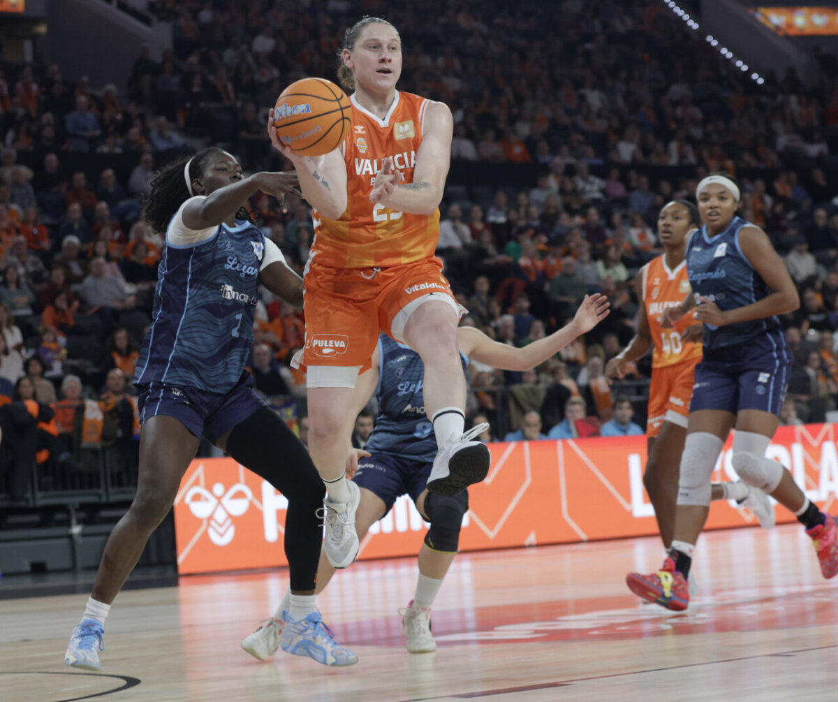 Jugadora de Valencia Basket en acción durante un partido de baloncesto