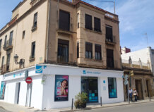 Fachada de la clínica Dental Company en Burjassot con anuncios visibles.