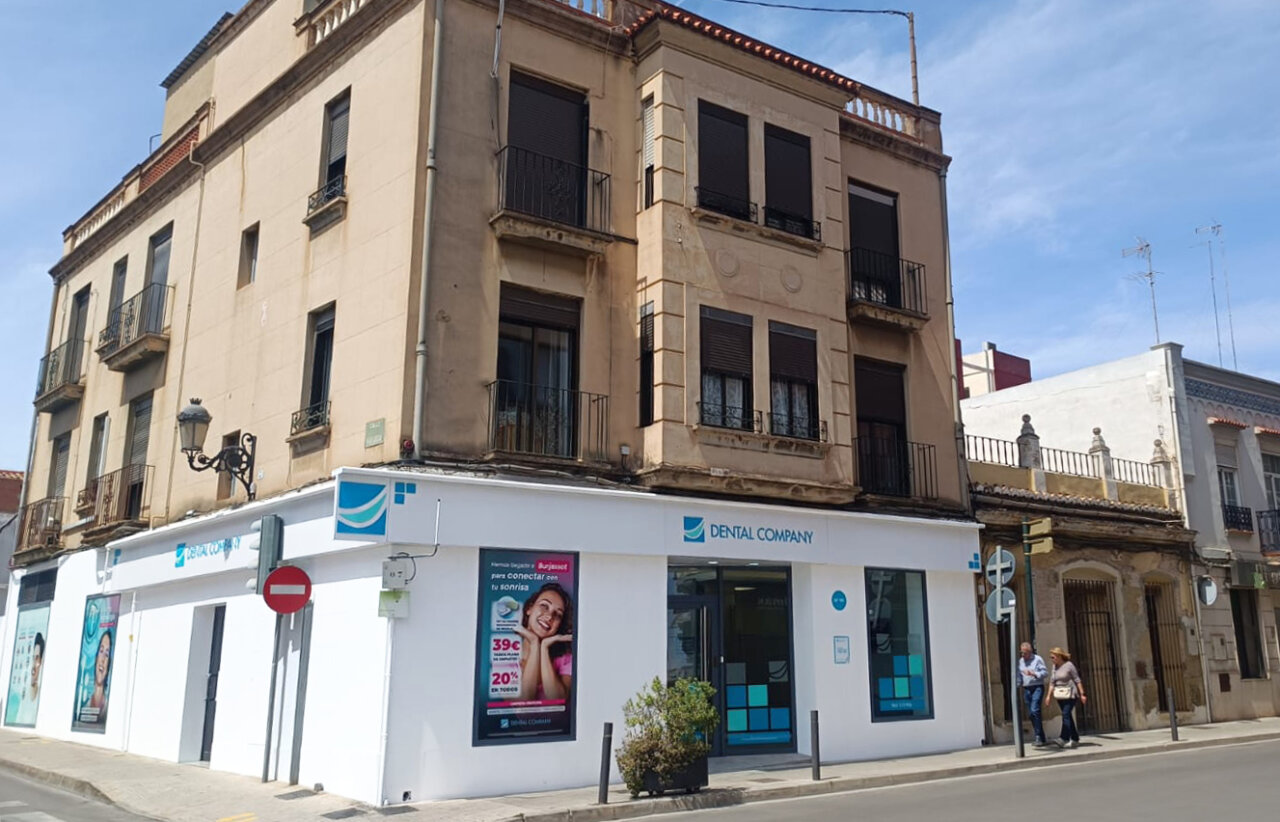 Fachada de la clínica Dental Company en Burjassot con anuncios visibles.
