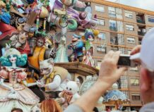 Monument faller en València amb figures artístiques i persones observant.