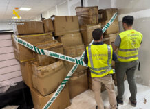 La Guardia Civil investiga a 5 personas de nacionalidad china por falsificación de 3.000 artículos de marca en Manises Agentes de la Guardia Civil inspeccionan cajas de falsificaciones en Manises