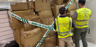 Agentes de la Guardia Civil inspeccionan cajas de falsificaciones en Manises
