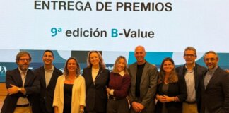 Grupo de personas en la entrega de premios B-Value en Barcelona