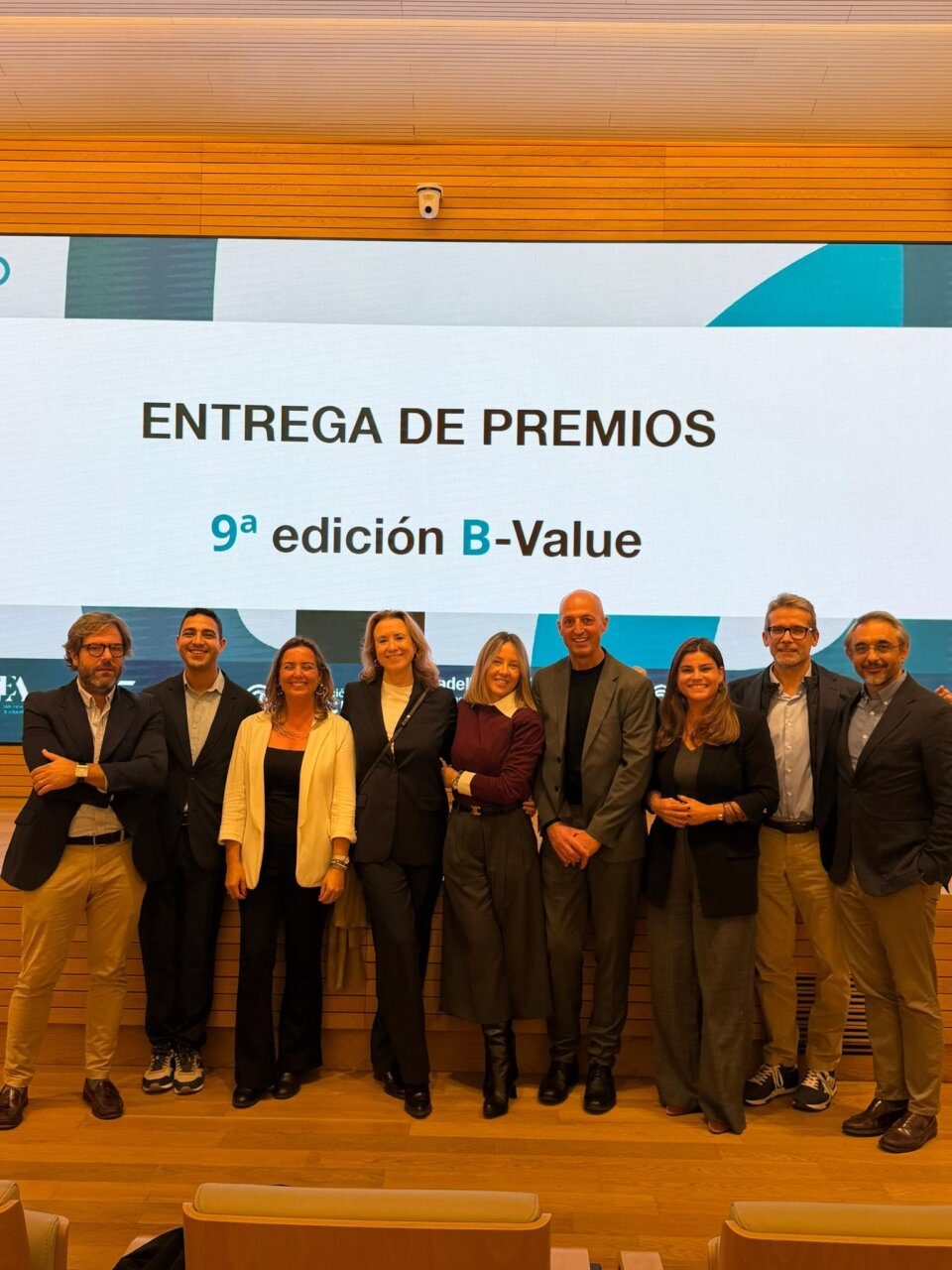 Grupo de personas en la entrega de premios B-Value en Barcelona