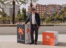Fernando Bovaira en la Mostra de València junto a cajas decorativas
