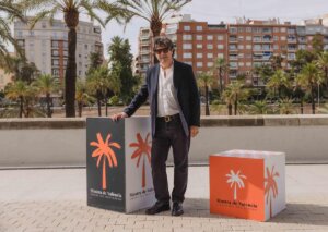 Fernando Bovaira en la Mostra de València junto a cajas decorativas