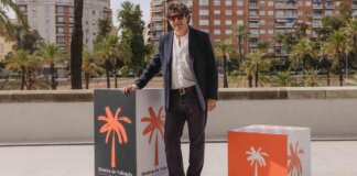Fernando Bovaira en la Mostra de València junto a cajas decorativas