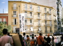 Manifestantes frente a la Finca Groga en València