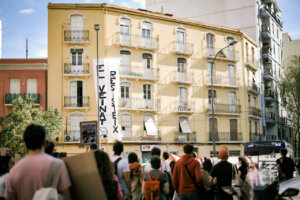 Manifestantes frente a la Finca Groga en València