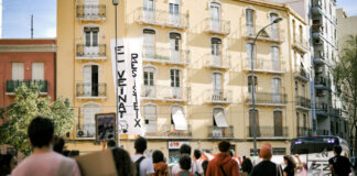 Manifestantes frente a la Finca Groga en València