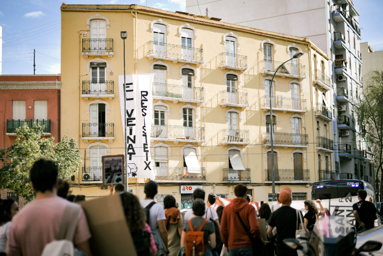 Manifestantes frente a la Finca Groga en València