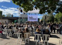 El turismo valenciano se exhibe con éxito en la Fira de les Comarques con más de 18.000 visitantes Asistentes disfrutando de la Fira de les Comarques en Valencia