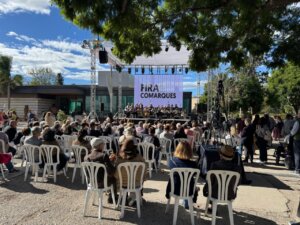 Asistentes disfrutando de la Fira de les Comarques en Valencia