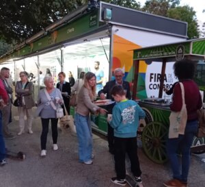 Visitantes en la Fira de les Comarques disfrutando de la oferta turística