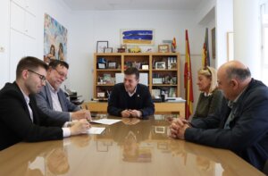 Reunión de firma de convenio entre el Ayuntamiento y el Círculo Católico San Roque.