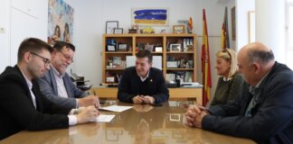 Reunión de firma de convenio entre el Ayuntamiento y el Círculo Católico San Roque.