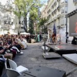 Ceremonia de homenaje a Manolo Algarra con público aplaudiendo.