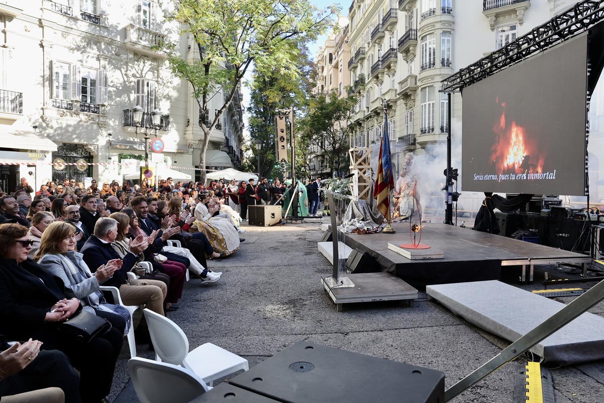 Ceremonia de homenaje a Manolo Algarra con público aplaudiendo.