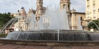Fuente ornamental en la Plaza del Ayuntamiento de Valencia con agua en movimiento.