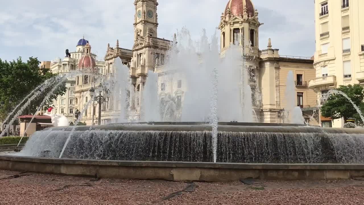 Fuente ornamental en la Plaza del Ayuntamiento de Valencia con agua en movimiento.