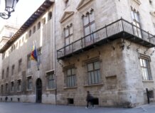 La Generalitat concede 650.000 euros para el fomento del valenciano en el ámbito musical Edificio de la Generalitat Valenciana con banderas ondeando