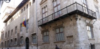 Edificio de la Generalitat Valenciana con banderas ondeando