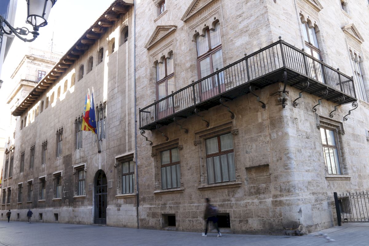 Edificio de la Generalitat Valenciana con banderas ondeando