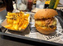 Hamburguesa con panettone y patatas fritas con salsa cheddar