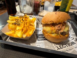 Hamburguesa con panettone y patatas fritas con salsa cheddar
